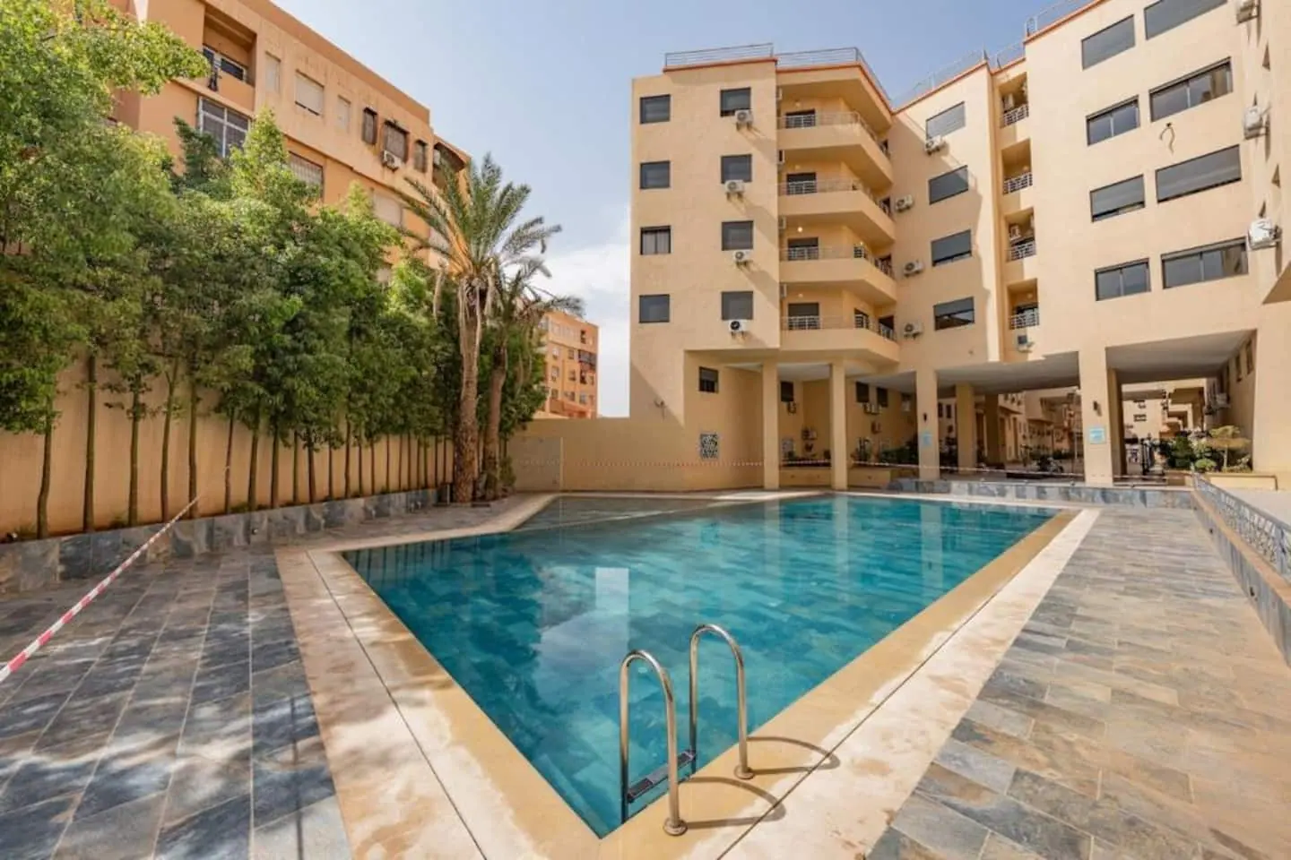 Appartement épuré avec espace de travail et connexion internet fibre à Marrakech