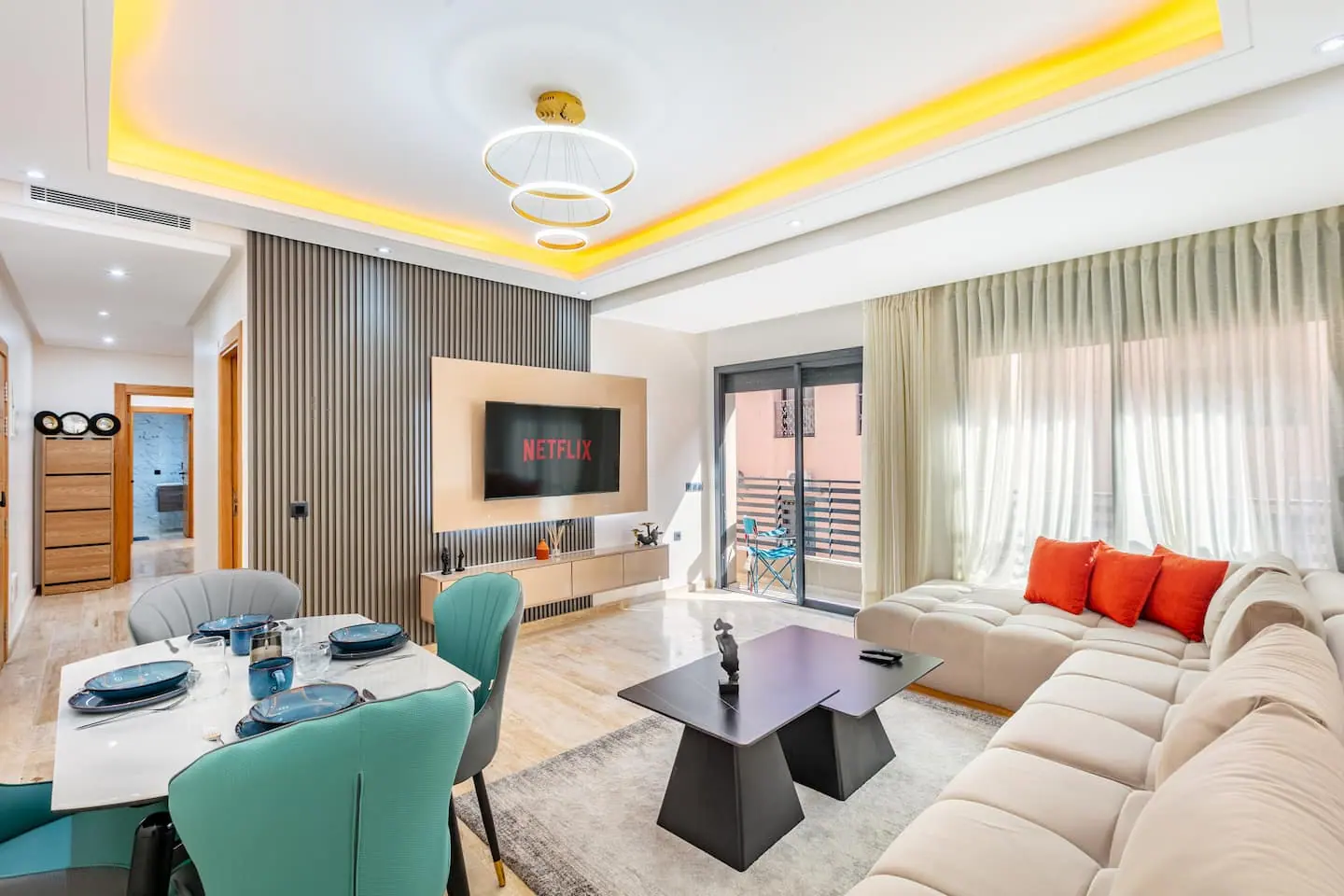 Salon lumineux et soigné d'un appartement à Marrakech, avec finitions nettes