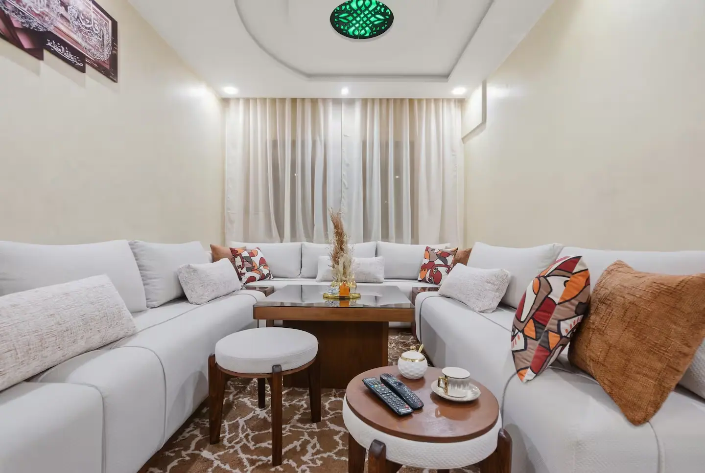 Intérieur chaleureux et soigné d'un appartement du réseau à Agadir, décoration cosy et propreté impeccable