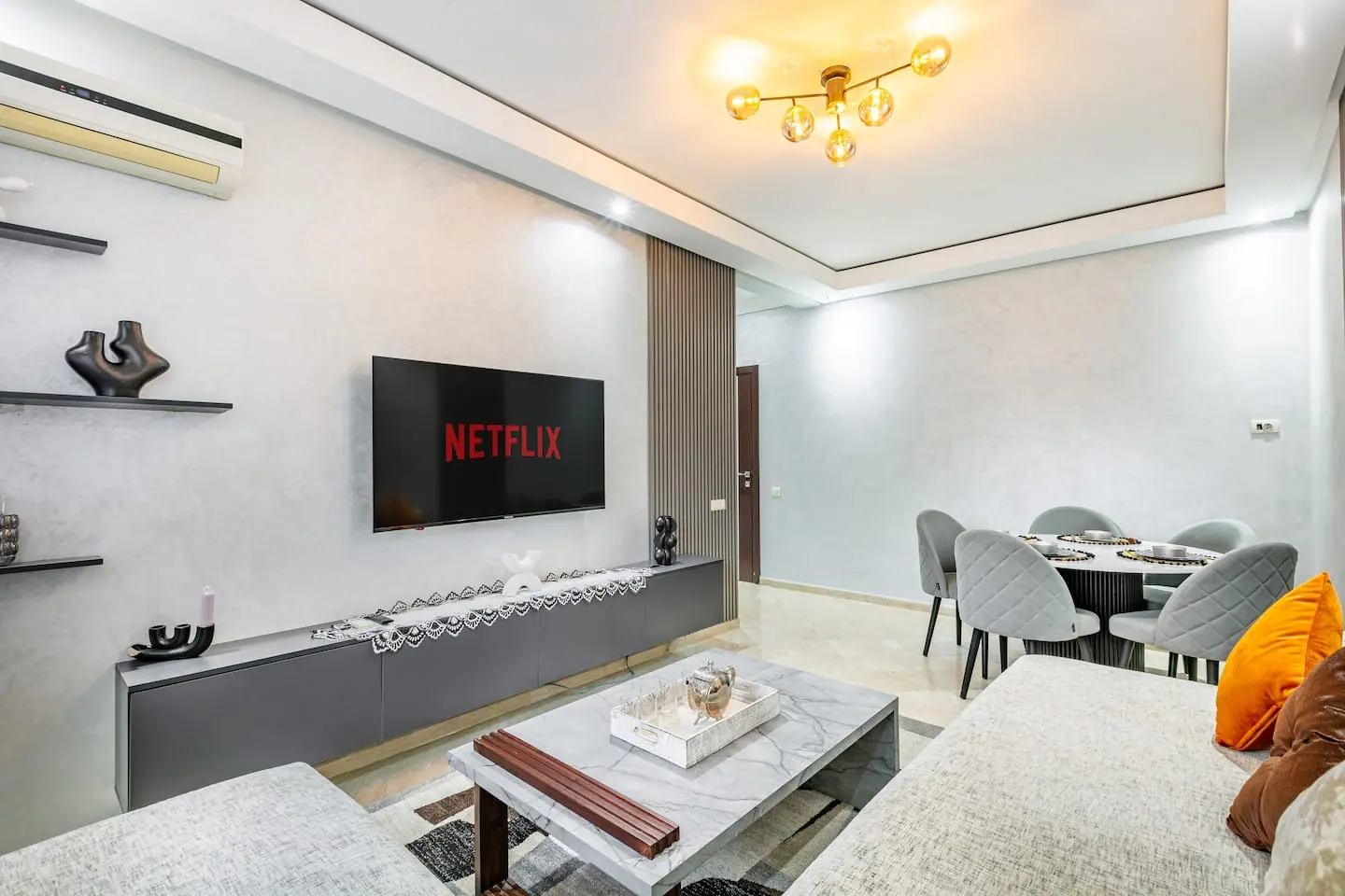 Appartement design avec climatisation à Marrakech, intérieur lumineux et mobilier contemporain