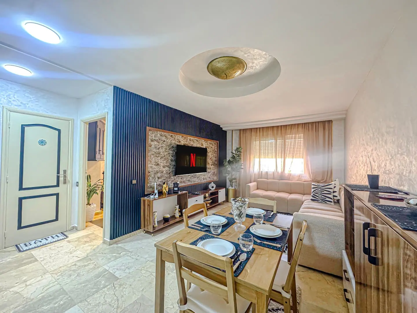 Appartement au design moderne et lumineux, avec un salon ouvert, à Marrakech