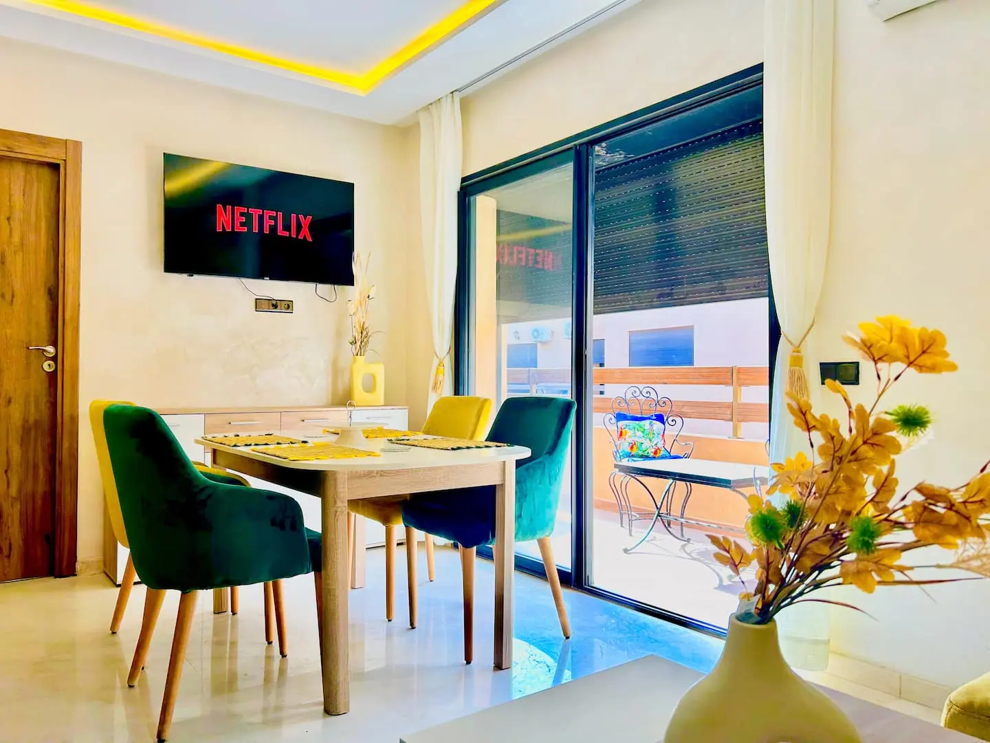 Terrasse lumineuse d'un appartement géré par le réseau à Marrakech