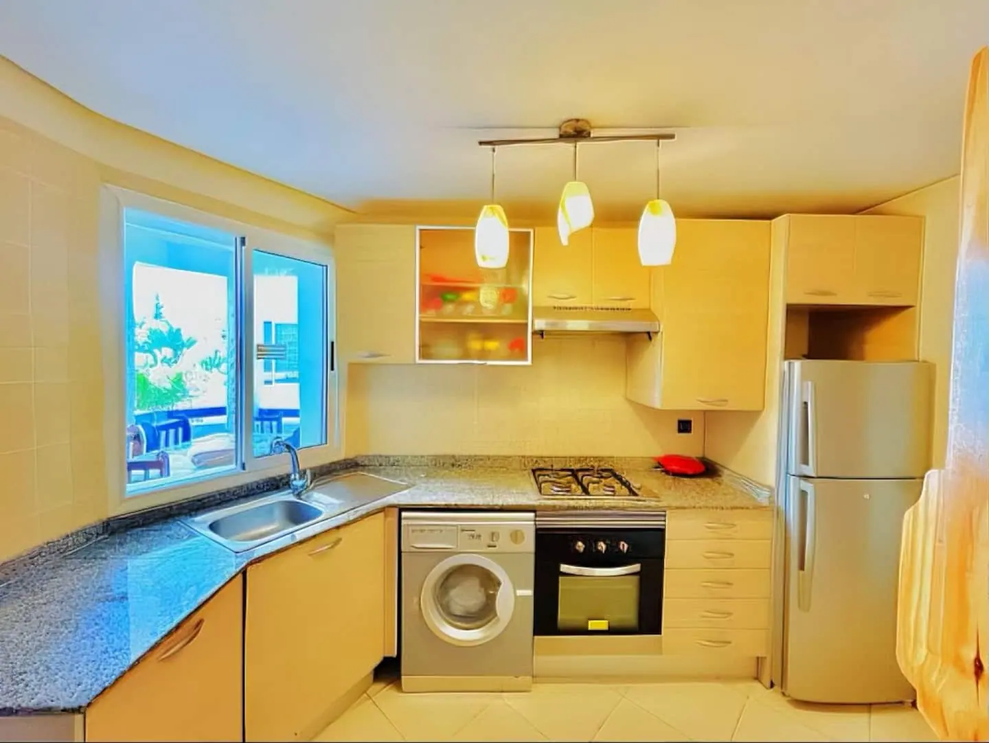 Salon lumineux et convivial d'un appartement géré par le réseau à Asilah