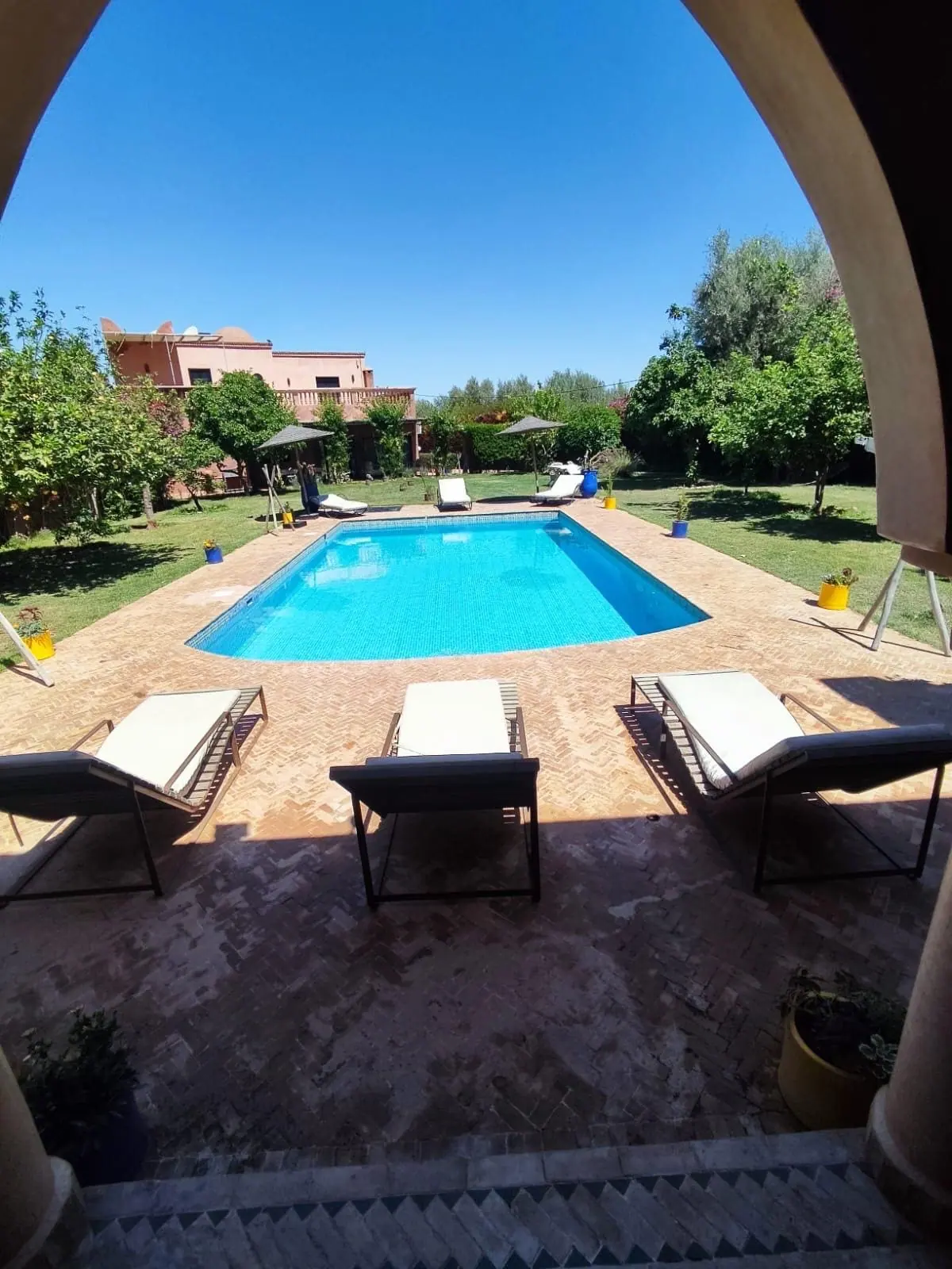 Salon spacieux et lumineux d'une villa de luxe gérée par un membre du réseau à Marrakech, avec décoration soignée