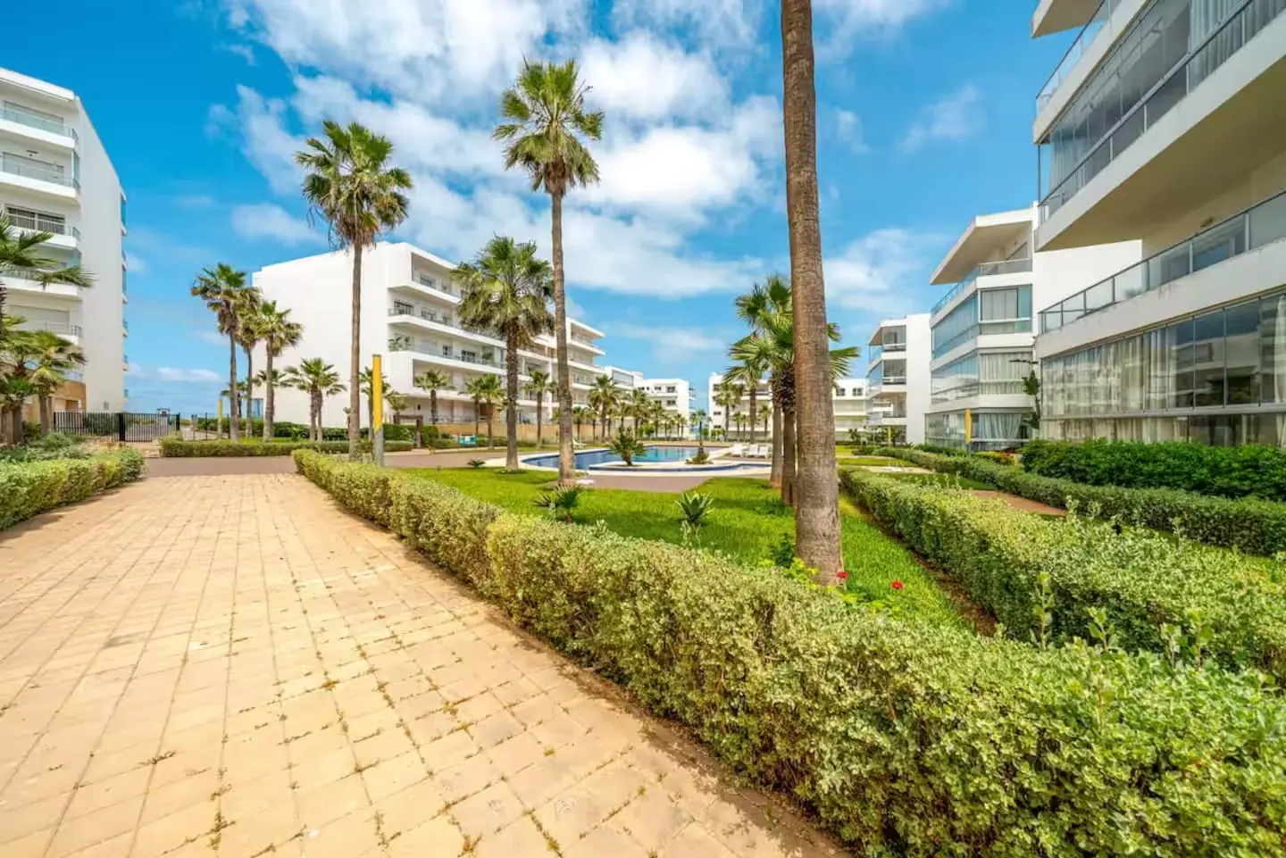 Logement avec piscine et vue mer directe à Dar Bouazza, commercialisé en courte durée par un membre du réseau