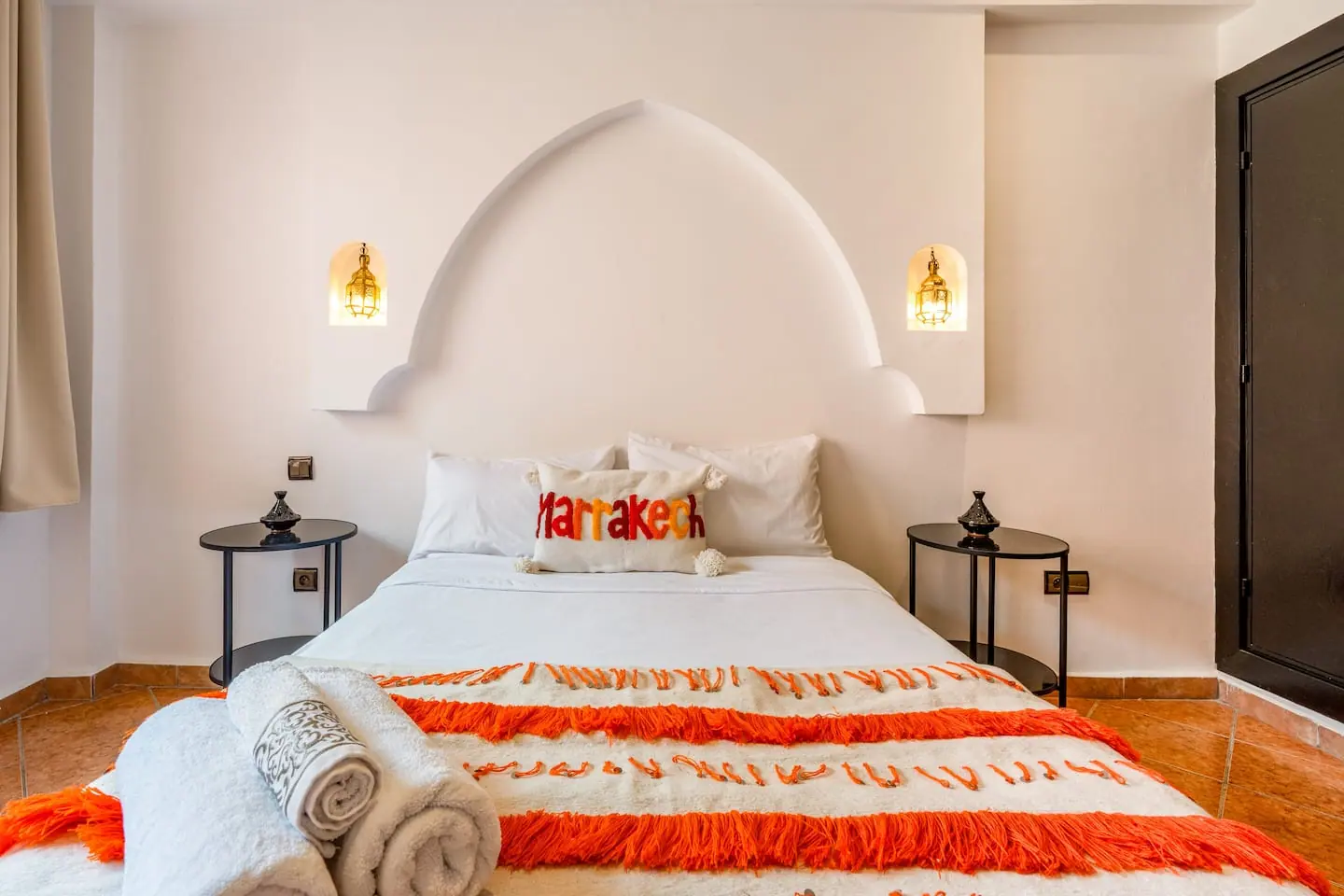 Salon spacieux d'un appartement de 100 m² avec piscine, géré par un membre du réseau dans le quartier de Gueliz à Marrakech