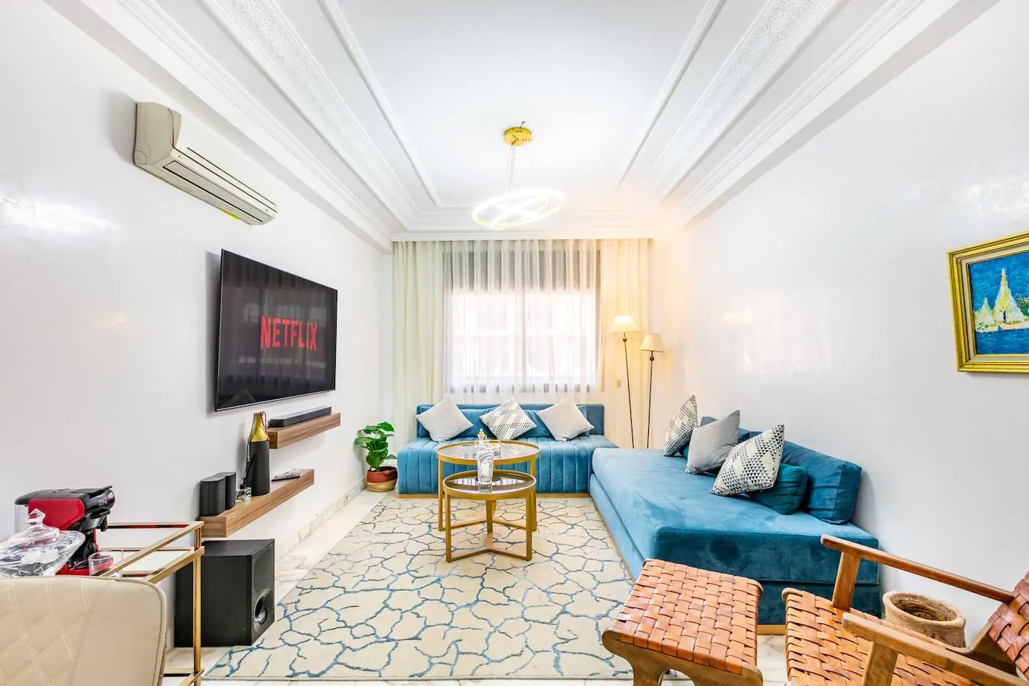 Intérieur lumineux et soigné d'un appartement à Marrakech, avec une lumière naturelle mise en valeur