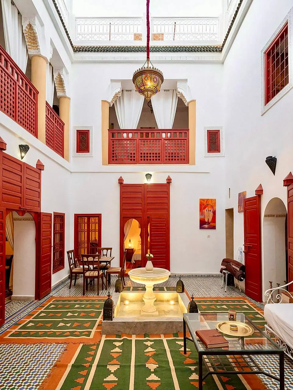 Patio intérieur d'un riad traditionnel dans la médina de Marrakech en hiver