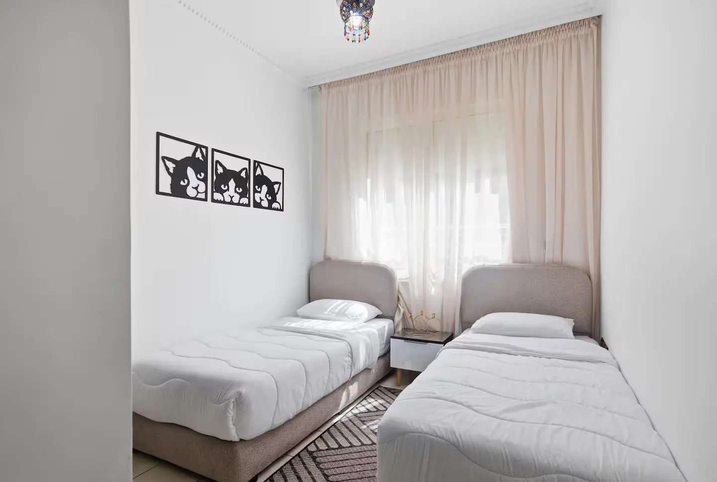 Appartement moderne et lumineux avec terrasse donnant sur la mer, typique du littoral marocain