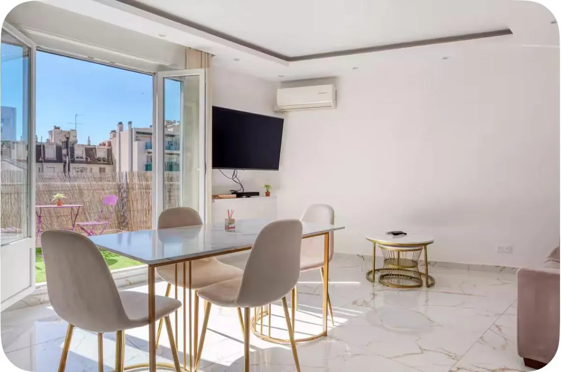 Appartement rénové avec terrasse et parking, dans un quartier résidentiel moderne